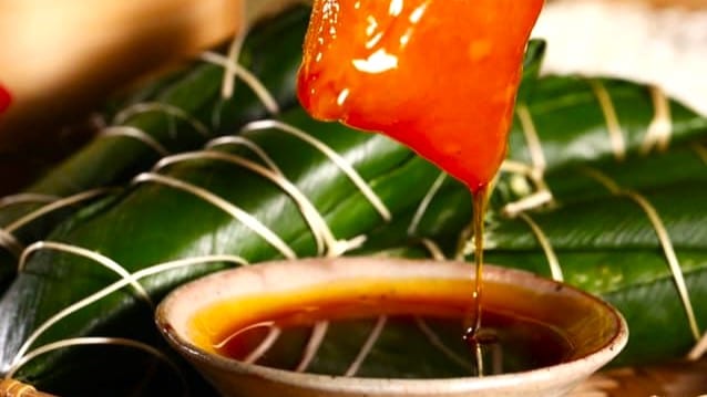 Bánh tro Tết Đoan Ngọ vàng óng, dẻo thơm