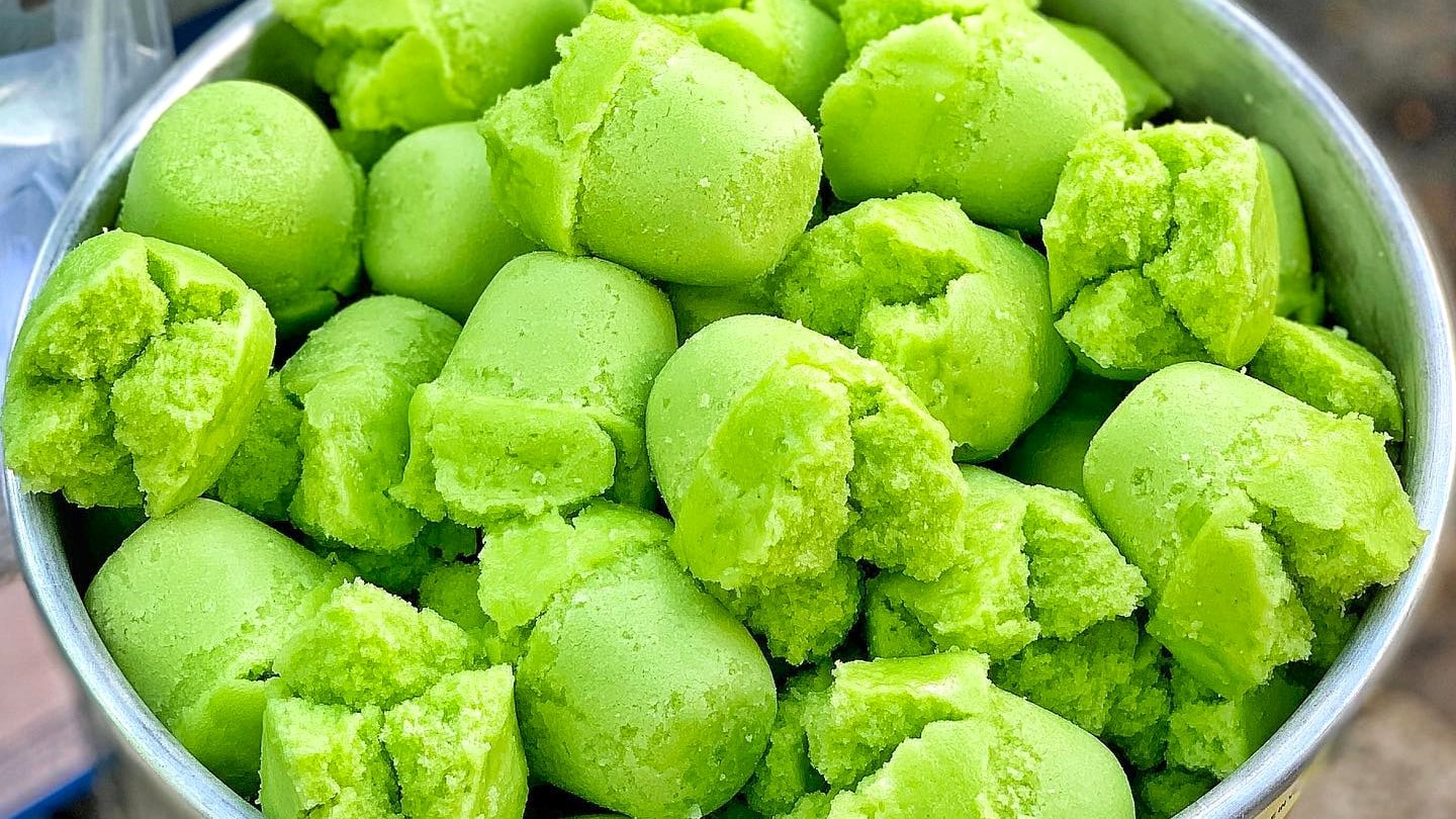 Cách Làm Bánh Bò Lá Dứa Thơm Mềm Xốp: 6 Công Thức Đơn Giản Tại Nhà!